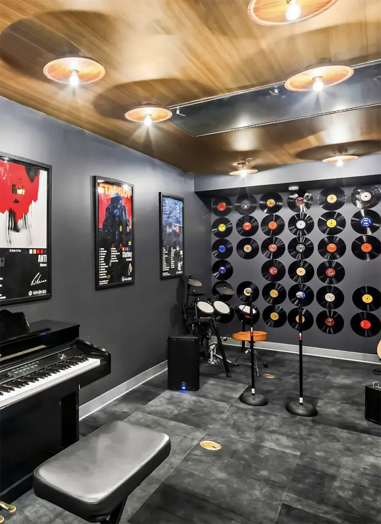 Mizzou students relaxing outdoors at RISE on 9th